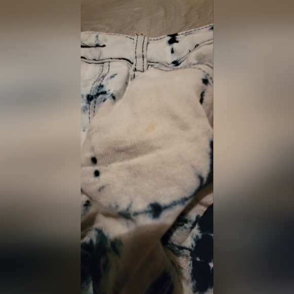 Almost Famous Juniors 5, white and blue tie-dye denim shorts - Picture 12 of 13